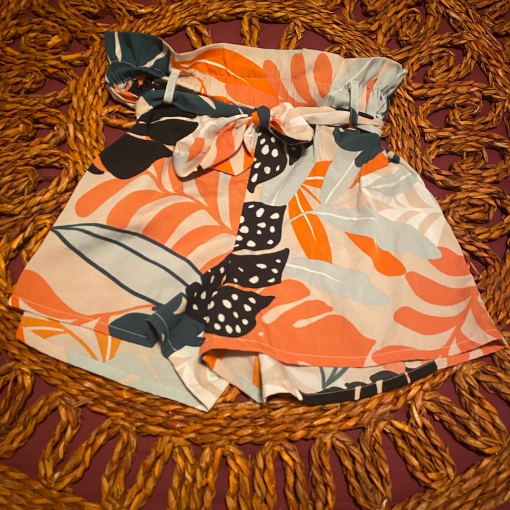 NWOT Boohoo, Size UK 6 (US 2) - Floral Belted Shorts